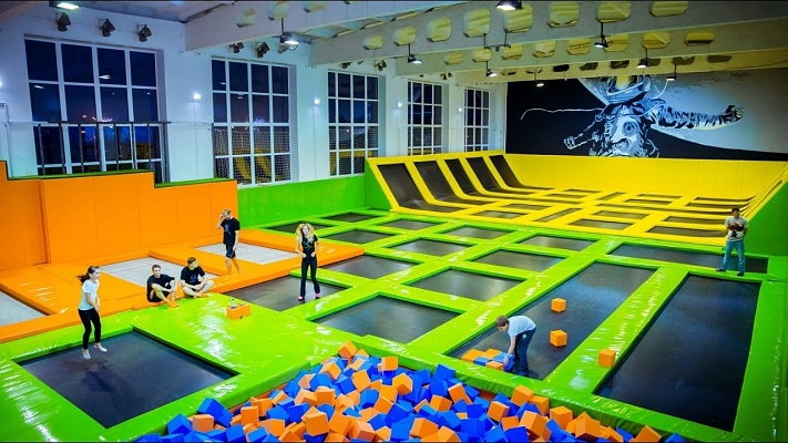 Прыжки в батутном центре в Саратове. Сервис Ultra Подарки. Купить подарочный сертификат на батутный центр. Подарите прыжки на батуте для детей и взрослых в Саратове. Сервис UltraPodarki.ru 8 800 505 95 30. Батутный центр Саратов, батутный центр, прыжки на батуте Саратов, купить батут Саратов, батут, батут Саратов