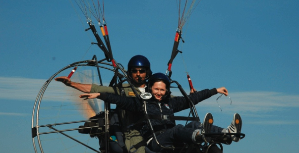 Полёт с инструктором на параплане в Саратове. Ultra Подарки. Полёт с инструктором на параплане в Саратове. Попробуйте полёт на двухместном параплане над столицей. Сервис: UltraPodarki.ru 8 800 505 95 30. Полёт на параплане, полёт на параплане Саратов, полёт с инструктором на параплане Саратов, полёт с инструктором на параплане, параплан Саратов, параплан, парапланеризм Саратов, купить параплан Саратов