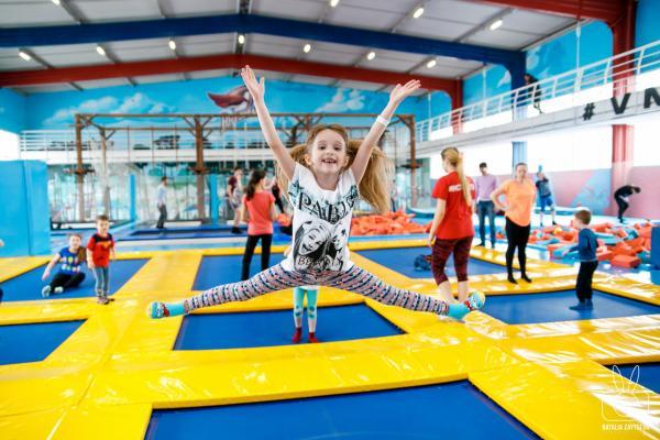 Прыжки в батутном центре в Саратове. Сервис Ultra Подарки. Купить подарочный сертификат на батутный центр. Подарите прыжки на батуте для детей и взрослых в Саратове. Сервис UltraPodarki.ru 8 800 505 95 30. Батутный центр Саратов, батутный центр, прыжки на батуте Саратов, купить батут Саратов, батут, батут Саратов