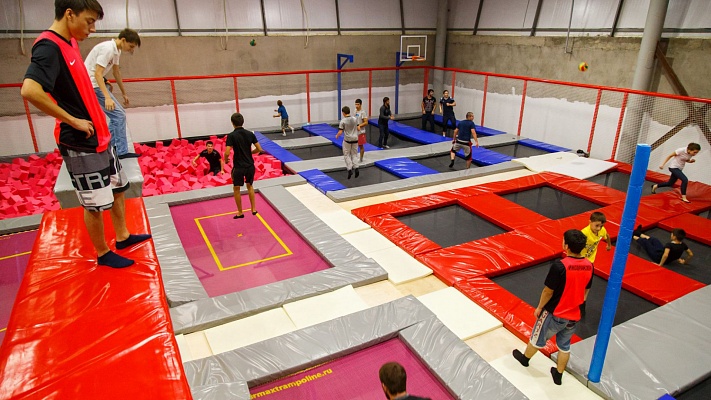 Прыжки в батутном центре в Саратове. Сервис Ultra Подарки. Купить подарочный сертификат на батутный центр. Подарите прыжки на батуте для детей и взрослых в Саратове. Сервис UltraPodarki.ru 8 800 505 95 30. Батутный центр Саратов, батутный центр, прыжки на батуте Саратов, купить батут Саратов, батут, батут Саратов