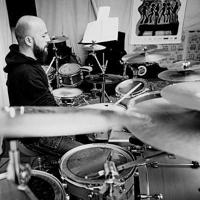 Купить игру на барабанах в Саратове. Сервис Ultra Подарки. Хотите играть на барабанах? Купите сертификат на обучение игре на барабанах в Саратове. Сервис UltraPodarki.ru 8 800 505 95 30. Игра на барабанах, уроки игры на барабанах, обучение игре на барабанах, барабан обучение, играть на барабанах, игра на барабанах сертификат, уроки на барабанах, игра на барабанах в Саратове, уроки игры на барабанах в Саратове, барабаны цена Саратов, уроки на барабанах в Саратове