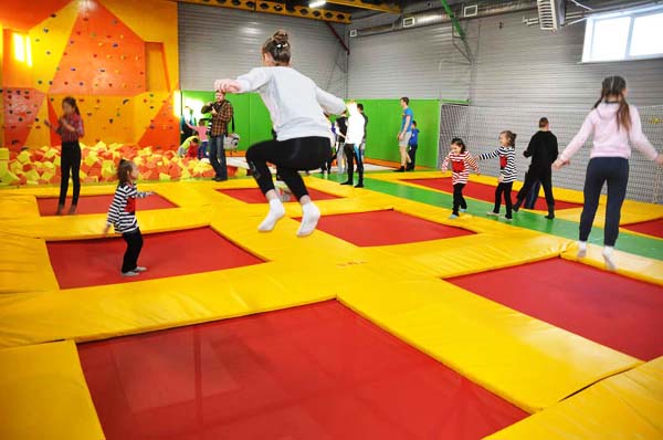 Прыжки в батутном центре в Саратове. Сервис Ultra Подарки. Купить подарочный сертификат на батутный центр. Подарите прыжки на батуте для детей и взрослых в Саратове. Сервис UltraPodarki.ru 8 800 505 95 30. Батутный центр Саратов, батутный центр, прыжки на батуте Саратов, купить батут Саратов, батут, батут Саратов