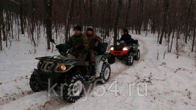 Прокат квадроциклов летом в Саратове. Сервис Ultra Подарки. Подарочный сертификат на прокат квадроциклов летом и зимой в Саратове. Закажите катание на квадроциклах недорого и наслаждайтесь активным отдыхом с друзьями. Выбирайте живописные маршруты для езды на квадроциклах. Сервис UltraPodarki.ru 8800-505-9530. Катание на квадроциклах, Прокат квадроциклов, езда на квадроцикле, прокат квадроциклов Саратов, катание на квадроциклах Саратов, Катание на квадроциклах летом, Катание на квадроциклах зимой, Сертификат на катание на квадроциклах