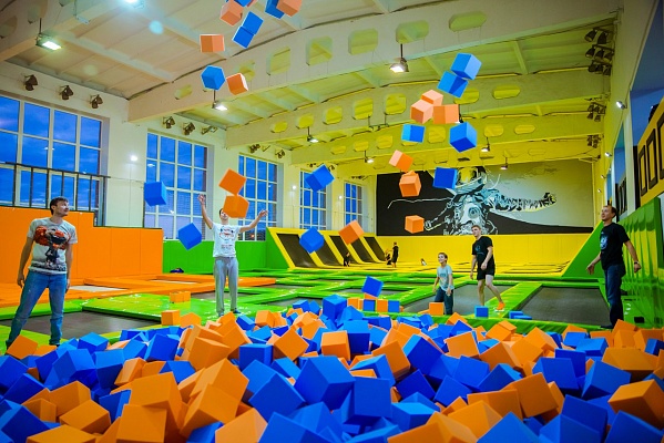 Прыжки в батутном центре в Саратове. Сервис Ultra Подарки. Купить подарочный сертификат на батутный центр. Подарите прыжки на батуте для детей и взрослых в Саратове. Сервис UltraPodarki.ru 8 800 505 95 30. Батутный центр Саратов, батутный центр, прыжки на батуте Саратов, купить батут Саратов, батут, батут Саратов