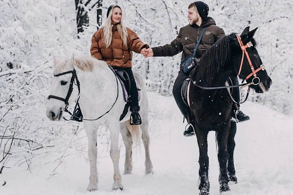 Конная прогулка для двоих в Саратове. Подарочные сертификаты Ultra Подарки. Купить оригинальный подарок или подарочный сертификат на Конная прогулка для двоих в Саратове. Сервис UltraPodarki.ru 8-800-505-9530. Катание на лошадях, Прогулка на лошади, Прогулка на лошадях для двоих, Конная прогулка для двоих, конный клуб, Конный клуб, конная прогулка, конная прогулка в Саратове