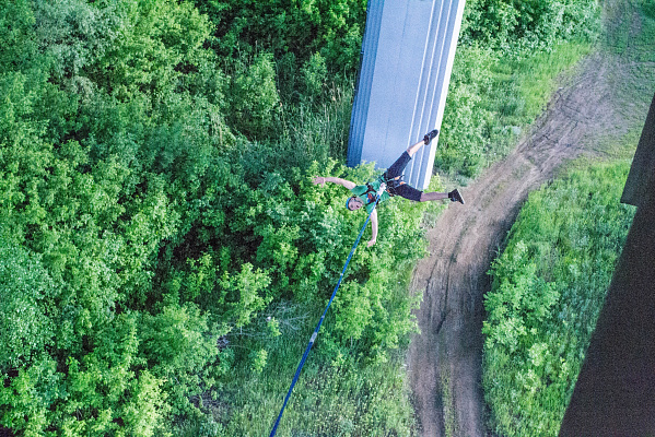 Роупджампинг - прыжки с верёвкой в Саратове. Подарочные сертификаты Ultra Подарки. Роупджампинг в Саратове - Экстремальный оригинальный подарок или подарочный сертификат на Роупджампинг - прыжки с верёвкой. Сервис UltraPodarki.ru 8-800-505-95-30. роупджампинг Саратов, прыжок веревка Саратов, роупджампинг, прыжок веревка, прыжок с веревкой, Подарок, подарочный сертификат, экстрим, экстремальный подарок