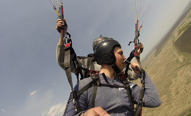 Полёт с инструктором на параплане в Саратове. Ultra Подарки. Полёт с инструктором на параплане в Саратове. Попробуйте полёт на двухместном параплане над столицей. Сервис: UltraPodarki.ru 8 800 505 95 30. Полёт на параплане, полёт на параплане Саратов, полёт с инструктором на параплане Саратов, полёт с инструктором на параплане, параплан Саратов, параплан, парапланеризм Саратов, купить параплан Саратов