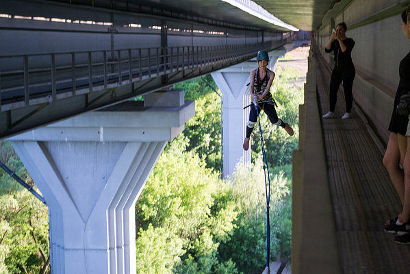 Роупджампинг - прыжки с верёвкой в Саратове. Подарочные сертификаты Ultra Подарки. Роупджампинг в Саратове - Экстремальный оригинальный подарок или подарочный сертификат на Роупджампинг - прыжки с верёвкой. Сервис UltraPodarki.ru 8-800-505-95-30. роупджампинг Саратов, прыжок веревка Саратов, роупджампинг, прыжок веревка, прыжок с веревкой, Подарок, подарочный сертификат, экстрим, экстремальный подарок