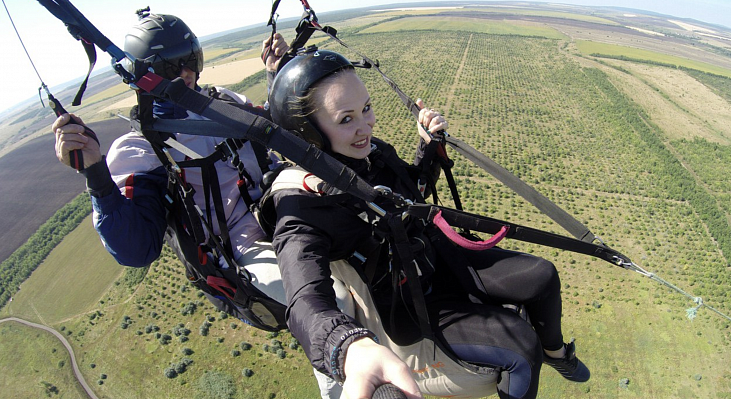 Полёт с инструктором на параплане в Саратове. Ultra Подарки. Полёт с инструктором на параплане в Саратове. Попробуйте полёт на двухместном параплане над столицей. Сервис: UltraPodarki.ru 8 800 505 95 30. Полёт на параплане, полёт на параплане Саратов, полёт с инструктором на параплане Саратов, полёт с инструктором на параплане, параплан Саратов, параплан, парапланеризм Саратов, купить параплан Саратов
