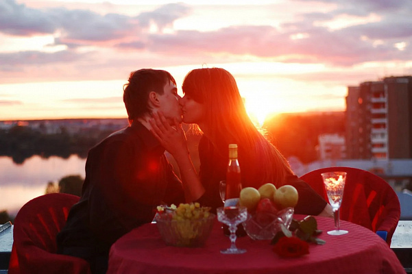 Романтическое свидание на крыше в Саратове. Ultra Подарки. Купить романтическое свидание на крыше в Саратове. Подарите самым близким незабываемые моменты и почувствуйте друг друга ещё ближе. Сервис UltraPodarki.ru 8 800 505 95 30. Романтическое свидание на крышев Саратове, свидание на крышев Саратове, свидание, сертификат на свидание на крыше, сертификат на свидание в Саратове, купить свидание на крыше, купить свидание Саратов