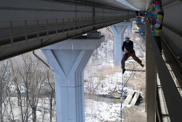 Роупджампинг - прыжки с верёвкой в Саратове. Подарочные сертификаты Ultra Подарки. Роупджампинг в Саратове - Экстремальный оригинальный подарок или подарочный сертификат на Роупджампинг - прыжки с верёвкой. Сервис UltraPodarki.ru 8-800-505-95-30. роупджампинг Саратов, прыжок веревка Саратов, роупджампинг, прыжок веревка, прыжок с веревкой, Подарок, подарочный сертификат, экстрим, экстремальный подарок