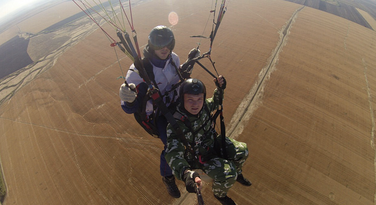 Полёт с инструктором на параплане в Саратове. Ultra Подарки. Полёт с инструктором на параплане в Саратове. Попробуйте полёт на двухместном параплане над столицей. Сервис: UltraPodarki.ru 8 800 505 95 30. Полёт на параплане, полёт на параплане Саратов, полёт с инструктором на параплане Саратов, полёт с инструктором на параплане, параплан Саратов, параплан, парапланеризм Саратов, купить параплан Саратов