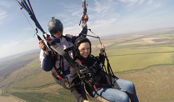 Полёт с инструктором на параплане в Саратове. Ultra Подарки. Полёт с инструктором на параплане в Саратове. Попробуйте полёт на двухместном параплане над столицей. Сервис: UltraPodarki.ru 8 800 505 95 30. Полёт на параплане, полёт на параплане Саратов, полёт с инструктором на параплане Саратов, полёт с инструктором на параплане, параплан Саратов, параплан, парапланеризм Саратов, купить параплан Саратов