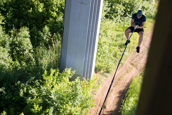 Роупджампинг - прыжки с верёвкой в Саратове. Подарочные сертификаты Ultra Подарки. Роупджампинг в Саратове - Экстремальный оригинальный подарок или подарочный сертификат на Роупджампинг - прыжки с верёвкой. Сервис UltraPodarki.ru 8-800-505-95-30. роупджампинг Саратов, прыжок веревка Саратов, роупджампинг, прыжок веревка, прыжок с веревкой, Подарок, подарочный сертификат, экстрим, экстремальный подарок