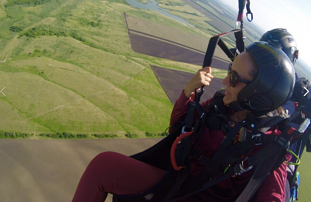 Полёт с инструктором на параплане в Саратове. Ultra Подарки. Полёт с инструктором на параплане в Саратове. Попробуйте полёт на двухместном параплане над столицей. Сервис: UltraPodarki.ru 8 800 505 95 30. Полёт на параплане, полёт на параплане Саратов, полёт с инструктором на параплане Саратов, полёт с инструктором на параплане, параплан Саратов, параплан, парапланеризм Саратов, купить параплан Саратов