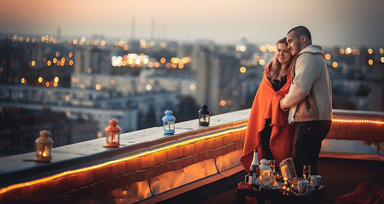 Романтическое свидание на крыше в Саратове. Ultra Подарки. Купить романтическое свидание на крыше в Саратове. Подарите самым близким незабываемые моменты и почувствуйте друг друга ещё ближе. Сервис UltraPodarki.ru 8 800 505 95 30. Романтическое свидание на крышев Саратове, свидание на крышев Саратове, свидание, сертификат на свидание на крыше, сертификат на свидание в Саратове, купить свидание на крыше, купить свидание Саратов