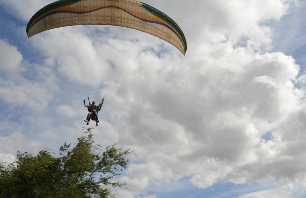 Полёт с инструктором на параплане в Саратове. Ultra Подарки. Полёт с инструктором на параплане в Саратове. Попробуйте полёт на двухместном параплане над столицей. Сервис: UltraPodarki.ru 8 800 505 95 30. Полёт на параплане, полёт на параплане Саратов, полёт с инструктором на параплане Саратов, полёт с инструктором на параплане, параплан Саратов, параплан, парапланеризм Саратов, купить параплан Саратов