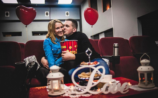 Романтическое свидание в кинотеатре в Саратове. Ultra Подарки. Купить романтическое свидание в кинотеатре в Саратове. Подарите самым близким незабываемые моменты и признайтесь в искренних чувствах. Сервис UltraPodarki.ru 8-800-505-95-30. Романтическое свидание в кинотеатре в Саратове, свидание в Саратове, свидание в кинотеатре, сертификат на свидание в кинотеатре, сертификат на свидание в Саратове, купить свидание, купить свидание Саратов, первое свидание, девушка свидание, хороший кинотеатре, романтический кинотеатре, романтический вечер, романтический ужин, романтические любимому, романтическая музыка