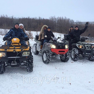 Прокат квадроциклов летом в Саратове. Сервис Ultra Подарки. Подарочный сертификат на прокат квадроциклов летом и зимой в Саратове. Закажите катание на квадроциклах недорого и наслаждайтесь активным отдыхом с друзьями. Выбирайте живописные маршруты для езды на квадроциклах. Сервис UltraPodarki.ru 8800-505-9530. Катание на квадроциклах, Прокат квадроциклов, езда на квадроцикле, прокат квадроциклов Саратов, катание на квадроциклах Саратов, Катание на квадроциклах летом, Катание на квадроциклах зимой, Сертификат на катание на квадроциклах