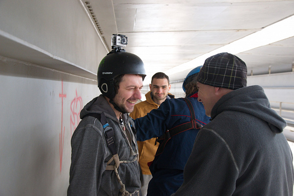 Роупджампинг - прыжки с верёвкой в Саратове. Подарочные сертификаты Ultra Подарки. Роупджампинг в Саратове - Экстремальный оригинальный подарок или подарочный сертификат на Роупджампинг - прыжки с верёвкой. Сервис UltraPodarki.ru 8-800-505-95-30. роупджампинг Саратов, прыжок веревка Саратов, роупджампинг, прыжок веревка, прыжок с веревкой, Подарок, подарочный сертификат, экстрим, экстремальный подарок