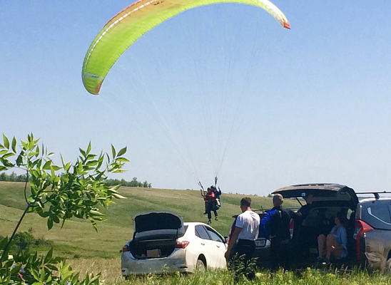 Полёт с инструктором на параплане в Саратове. Ultra Подарки. Полёт с инструктором на параплане в Саратове. Попробуйте полёт на двухместном параплане над столицей. Сервис: UltraPodarki.ru 8 800 505 95 30. Полёт на параплане, полёт на параплане Саратов, полёт с инструктором на параплане Саратов, полёт с инструктором на параплане, параплан Саратов, параплан, парапланеризм Саратов, купить параплан Саратов
