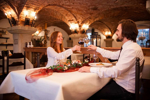 Романтическое свидание в ресторане в Саратове. Ultra Подарки. Купить романтическое свидание в ресторане в Саратове. Подарите самым близким незабываемые моменты и признайтесь в искренних чувствах. Сервис UltraPodarki.ru 8-800-505-95-30. Романтическое свидание в ресторане в Саратове, свидание в Саратове, свидание в ресторане, сертификат на свидание в ресторане, сертификат на свидание в Саратове, купить свидание, купить свидание Саратов, первое свидание, девушка свидание, хороший ресторан, романтический ресторан, романтический вечер, романтический ужин, романтические любимому, романтическая музыка