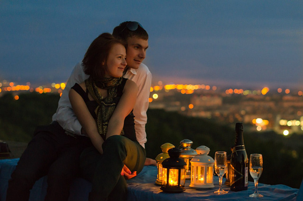 Романтическое свидание на крыше в Саратове. Ultra Подарки. Купить романтическое свидание на крыше в Саратове. Подарите самым близким незабываемые моменты и почувствуйте друг друга ещё ближе. Сервис UltraPodarki.ru 8 800 505 95 30. Романтическое свидание на крышев Саратове, свидание на крышев Саратове, свидание, сертификат на свидание на крыше, сертификат на свидание в Саратове, купить свидание на крыше, купить свидание Саратов