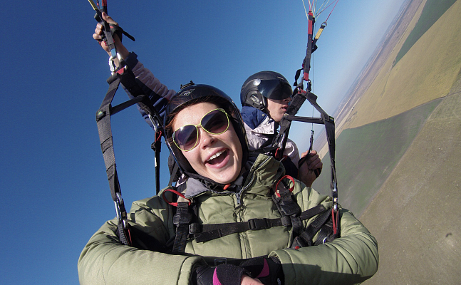 Полёт с инструктором на параплане в Саратове. Ultra Подарки. Полёт с инструктором на параплане в Саратове. Попробуйте полёт на двухместном параплане над столицей. Сервис: UltraPodarki.ru 8 800 505 95 30. Полёт на параплане, полёт на параплане Саратов, полёт с инструктором на параплане Саратов, полёт с инструктором на параплане, параплан Саратов, параплан, парапланеризм Саратов, купить параплан Саратов