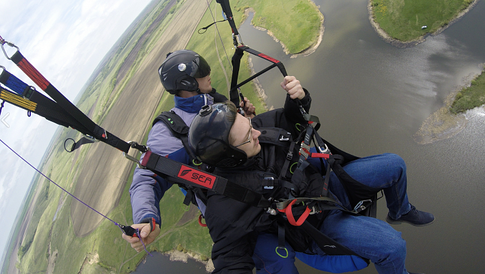 Полёт с инструктором на параплане в Саратове. Ultra Подарки. Полёт с инструктором на параплане в Саратове. Попробуйте полёт на двухместном параплане над столицей. Сервис: UltraPodarki.ru 8 800 505 95 30. Полёт на параплане, полёт на параплане Саратов, полёт с инструктором на параплане Саратов, полёт с инструктором на параплане, параплан Саратов, параплан, парапланеризм Саратов, купить параплан Саратов