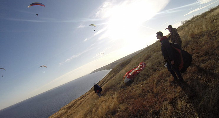 Полёт с инструктором на параплане в Саратове. Ultra Подарки. Полёт с инструктором на параплане в Саратове. Попробуйте полёт на двухместном параплане над столицей. Сервис: UltraPodarki.ru 8 800 505 95 30. Полёт на параплане, полёт на параплане Саратов, полёт с инструктором на параплане Саратов, полёт с инструктором на параплане, параплан Саратов, параплан, парапланеризм Саратов, купить параплан Саратов