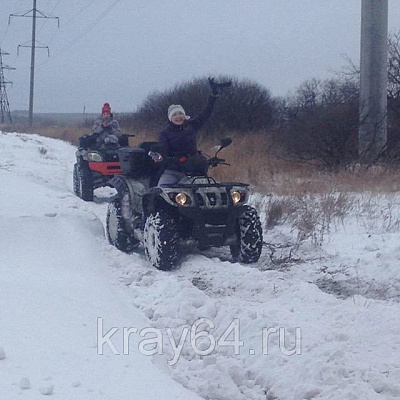 Прокат квадроциклов летом в Саратове. Сервис Ultra Подарки. Подарочный сертификат на прокат квадроциклов летом и зимой в Саратове. Закажите катание на квадроциклах недорого и наслаждайтесь активным отдыхом с друзьями. Выбирайте живописные маршруты для езды на квадроциклах. Сервис UltraPodarki.ru 8800-505-9530. Катание на квадроциклах, Прокат квадроциклов, езда на квадроцикле, прокат квадроциклов Саратов, катание на квадроциклах Саратов, Катание на квадроциклах летом, Катание на квадроциклах зимой, Сертификат на катание на квадроциклах