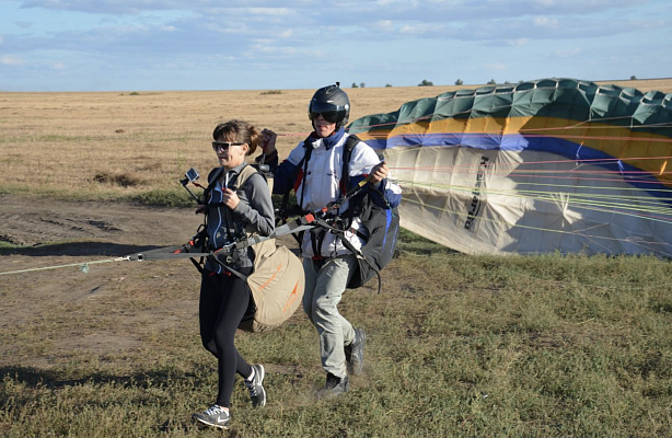 Полёт с инструктором на параплане в Саратове. Ultra Подарки. Полёт с инструктором на параплане в Саратове. Попробуйте полёт на двухместном параплане над столицей. Сервис: UltraPodarki.ru 8 800 505 95 30. Полёт на параплане, полёт на параплане Саратов, полёт с инструктором на параплане Саратов, полёт с инструктором на параплане, параплан Саратов, параплан, парапланеризм Саратов, купить параплан Саратов