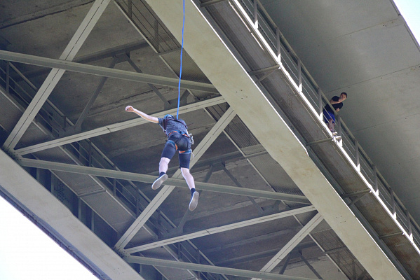 Роупджампинг - прыжки с верёвкой в Саратове. Подарочные сертификаты Ultra Подарки. Роупджампинг в Саратове - Экстремальный оригинальный подарок или подарочный сертификат на Роупджампинг - прыжки с верёвкой. Сервис UltraPodarki.ru 8-800-505-95-30. роупджампинг Саратов, прыжок веревка Саратов, роупджампинг, прыжок веревка, прыжок с веревкой, Подарок, подарочный сертификат, экстрим, экстремальный подарок