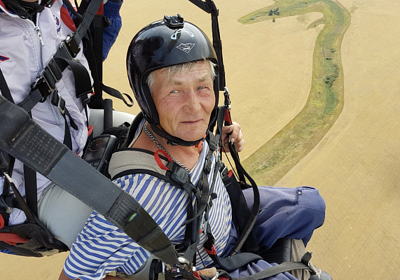 Полёт с инструктором на параплане в Саратове. Ultra Подарки. Полёт с инструктором на параплане в Саратове. Попробуйте полёт на двухместном параплане над столицей. Сервис: UltraPodarki.ru 8 800 505 95 30. Полёт на параплане, полёт на параплане Саратов, полёт с инструктором на параплане Саратов, полёт с инструктором на параплане, параплан Саратов, параплан, парапланеризм Саратов, купить параплан Саратов
