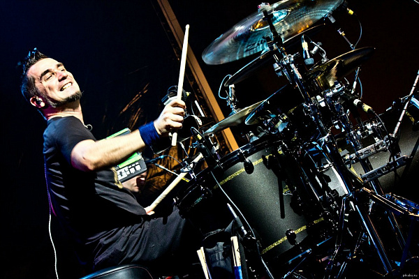 Купить игру на барабанах в Саратове. Сервис Ultra Подарки. Хотите играть на барабанах? Купите сертификат на обучение игре на барабанах в Саратове. Сервис UltraPodarki.ru 8 800 505 95 30. Игра на барабанах, уроки игры на барабанах, обучение игре на барабанах, барабан обучение, играть на барабанах, игра на барабанах сертификат, уроки на барабанах, игра на барабанах в Саратове, уроки игры на барабанах в Саратове, барабаны цена Саратов, уроки на барабанах в Саратове