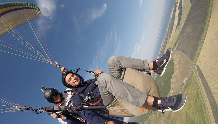 Полёт с инструктором на параплане в Саратове. Ultra Подарки. Полёт с инструктором на параплане в Саратове. Попробуйте полёт на двухместном параплане над столицей. Сервис: UltraPodarki.ru 8 800 505 95 30. Полёт на параплане, полёт на параплане Саратов, полёт с инструктором на параплане Саратов, полёт с инструктором на параплане, параплан Саратов, параплан, парапланеризм Саратов, купить параплан Саратов