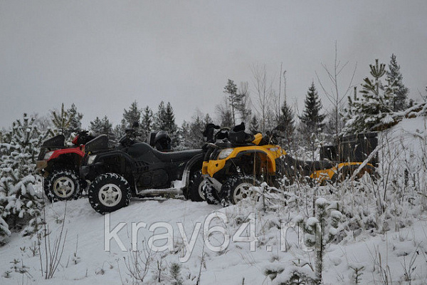 Прокат квадроциклов летом в Саратове. Сервис Ultra Подарки. Подарочный сертификат на прокат квадроциклов летом и зимой в Саратове. Закажите катание на квадроциклах недорого и наслаждайтесь активным отдыхом с друзьями. Выбирайте живописные маршруты для езды на квадроциклах. Сервис UltraPodarki.ru 8800-505-9530. Катание на квадроциклах, Прокат квадроциклов, езда на квадроцикле, прокат квадроциклов Саратов, катание на квадроциклах Саратов, Катание на квадроциклах летом, Катание на квадроциклах зимой, Сертификат на катание на квадроциклах